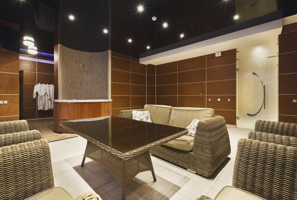 modern-hotel-lobby-with-wicker-furniture-PJKK749 (1)
