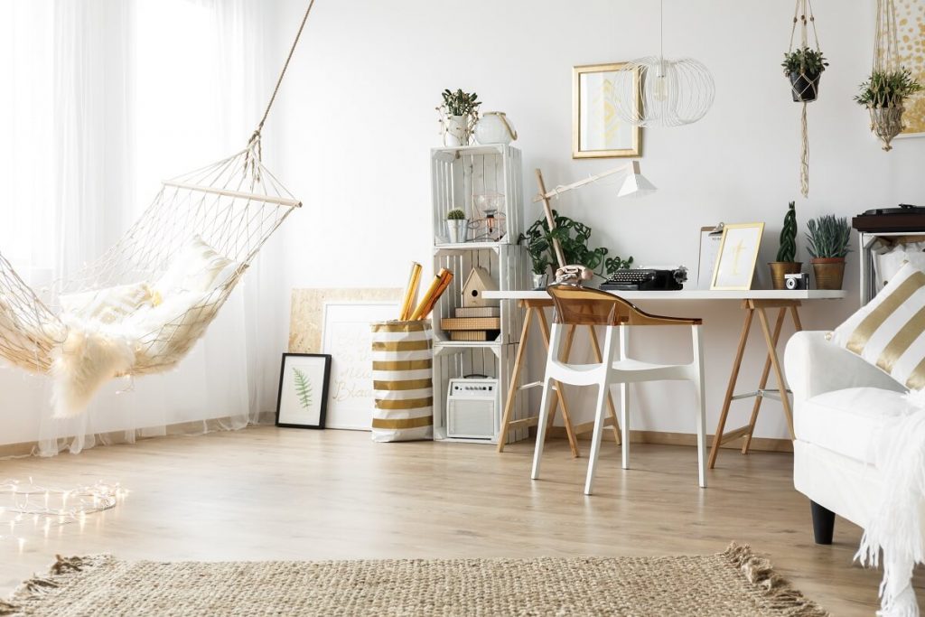 scandi-room-with-vintage-furniture-PJ8UGN3 (1)