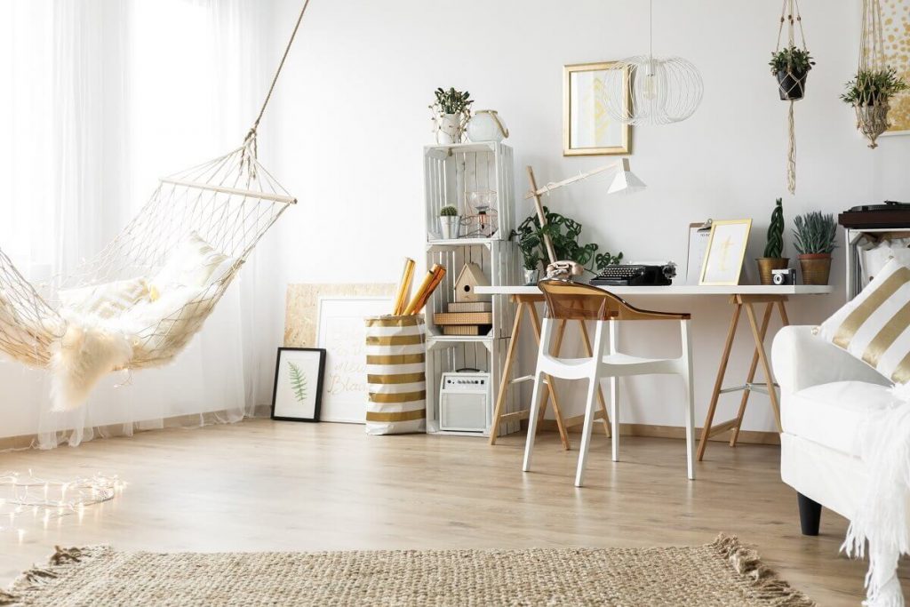 scandi-room-with-vintage-furniture-PJ8UGN3 (2)